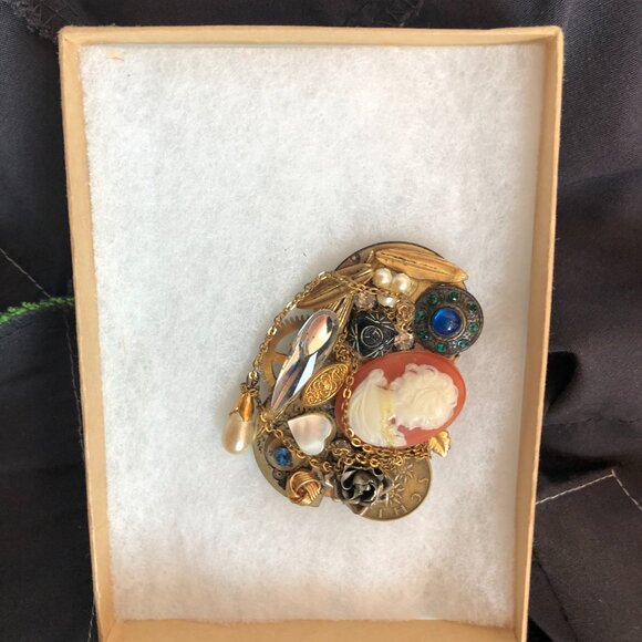 Hand- crafted antique collage pin - Picture 3 of 4